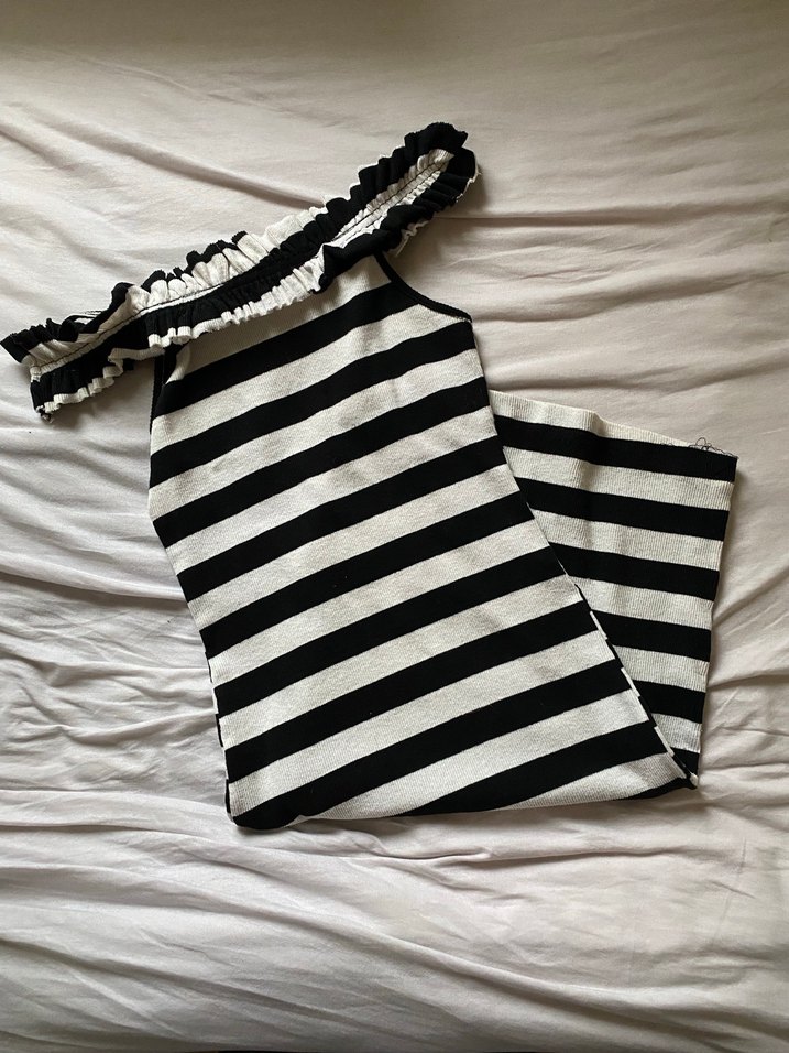 Omuzları açık fırfırlı gotik elbise - Görsel 3