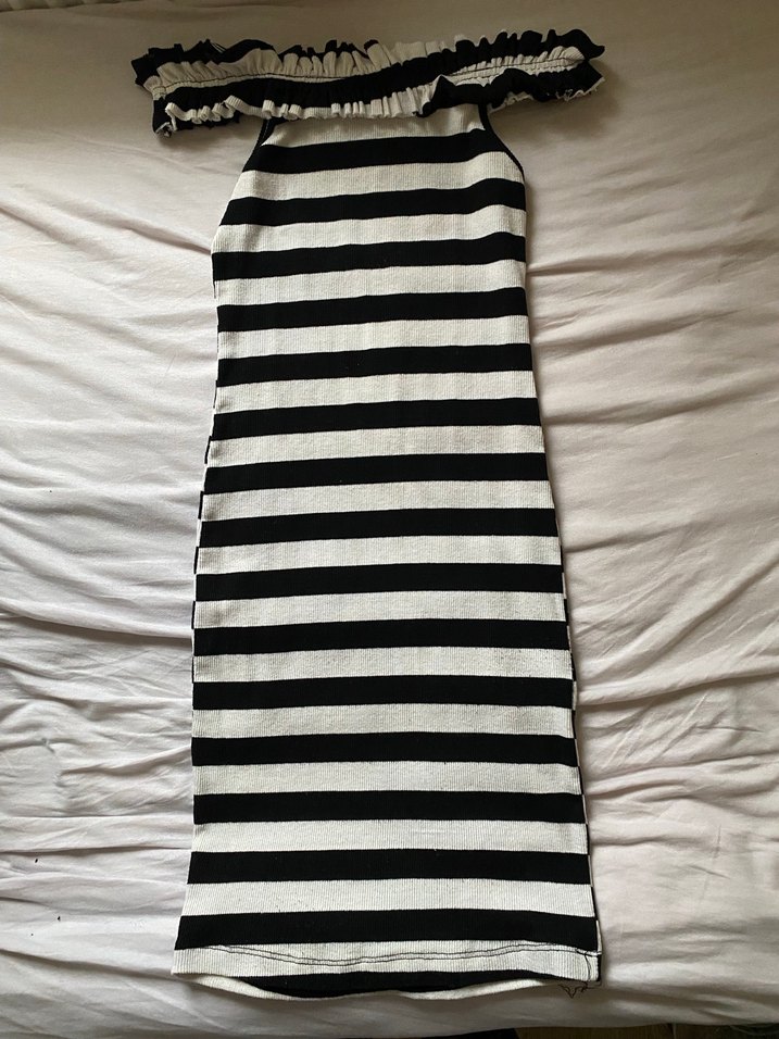 Omuzları açık fırfırlı gotik elbise - Görsel 2