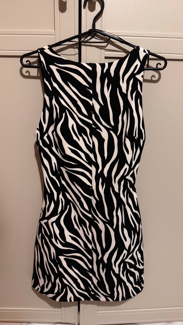 Siyah Beyaz Zebra Desenli Kolsuz Midi Elbise - Görsel 2