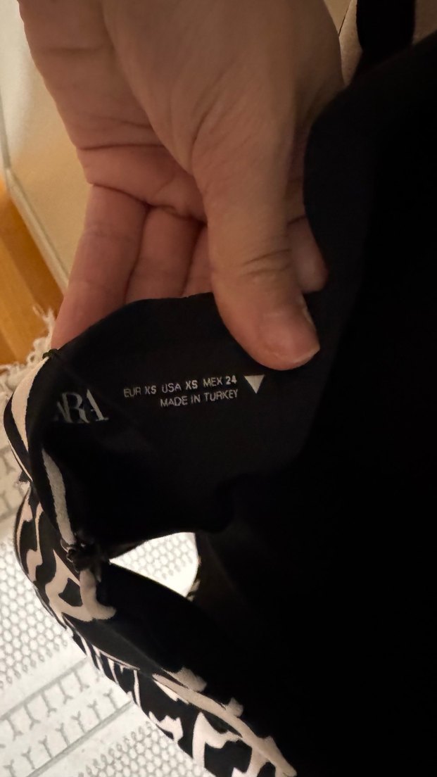 Siyah Beyaz Zebra Desenli Kolsuz Midi Elbise - Görsel 4