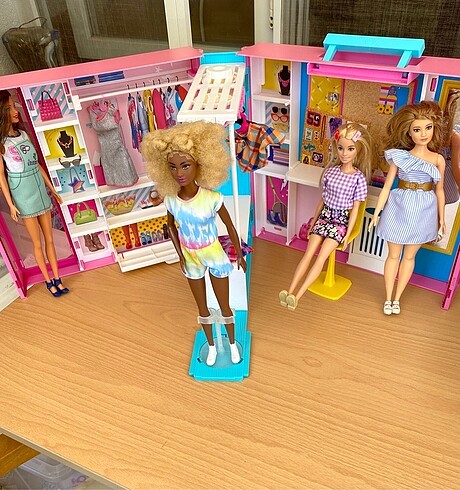 Barbie bebek portatif gardrobu evi