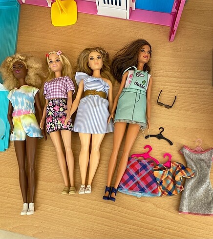 Barbie Barbie bebek portatif gardrobu evi