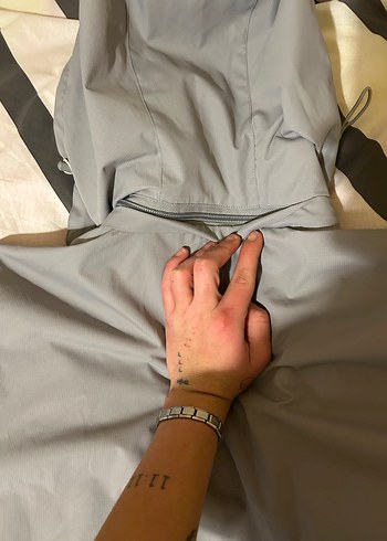 Gri Kapüşonlu Erkek-kadın Yağmurluk - Görsel 4