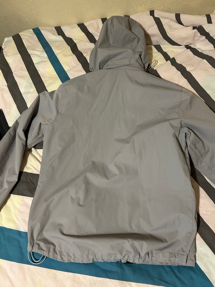 Gri Kapüşonlu Erkek-kadın Yağmurluk - Görsel 2