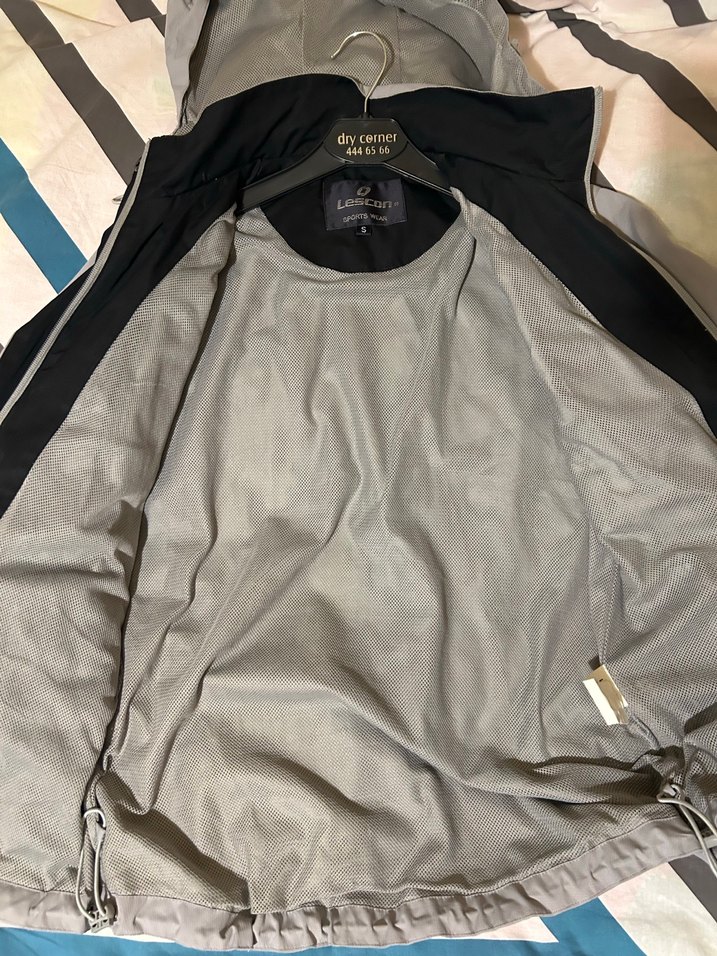 Gri Kapüşonlu Erkek-kadın Yağmurluk - Görsel 3