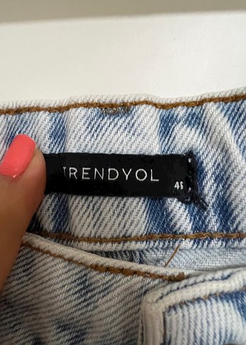 Yırtık Detaylı Mini Denim Şort - Görsel 4