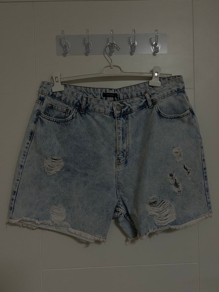 Yırtık Detaylı Mini Denim Şort - Görsel 2