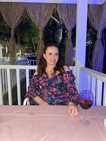 Çiçek desen elbise sadece 1 kez giyilmiştir