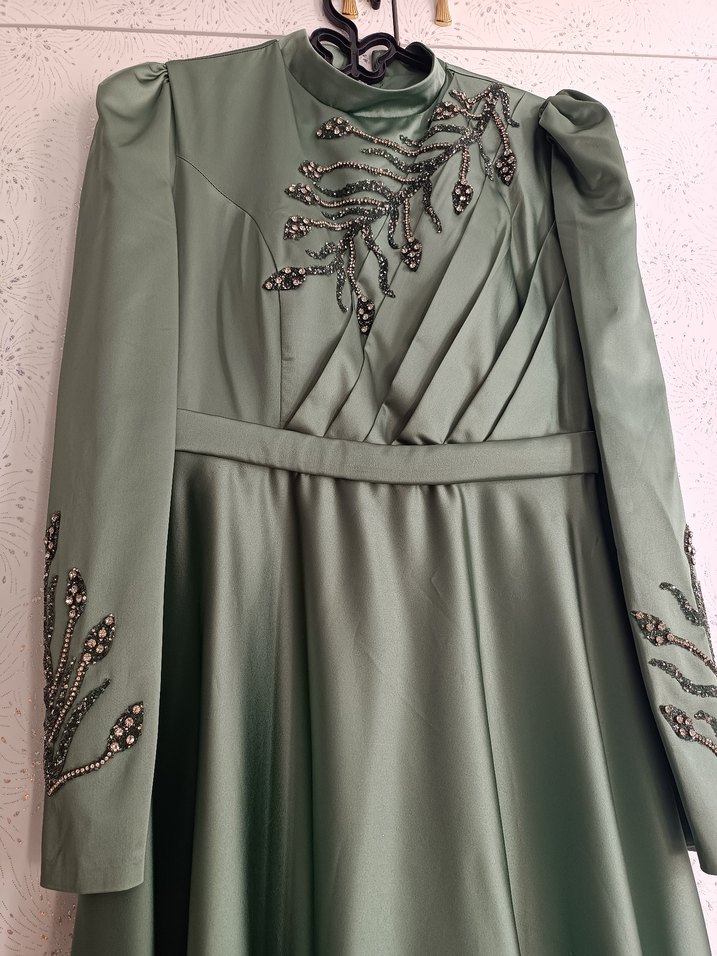 Yeşil İşlemeli Uzun Kollu Abiye Elbise - Görsel 3