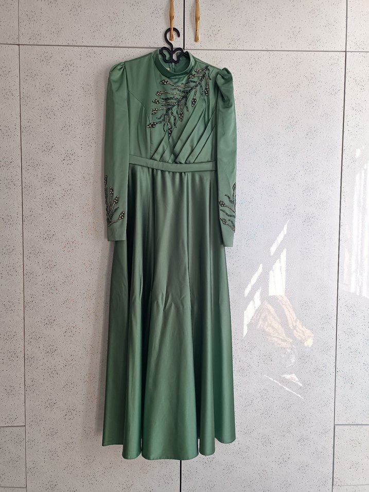 Yeşil İşlemeli Uzun Kollu Abiye Elbise - Görsel 2