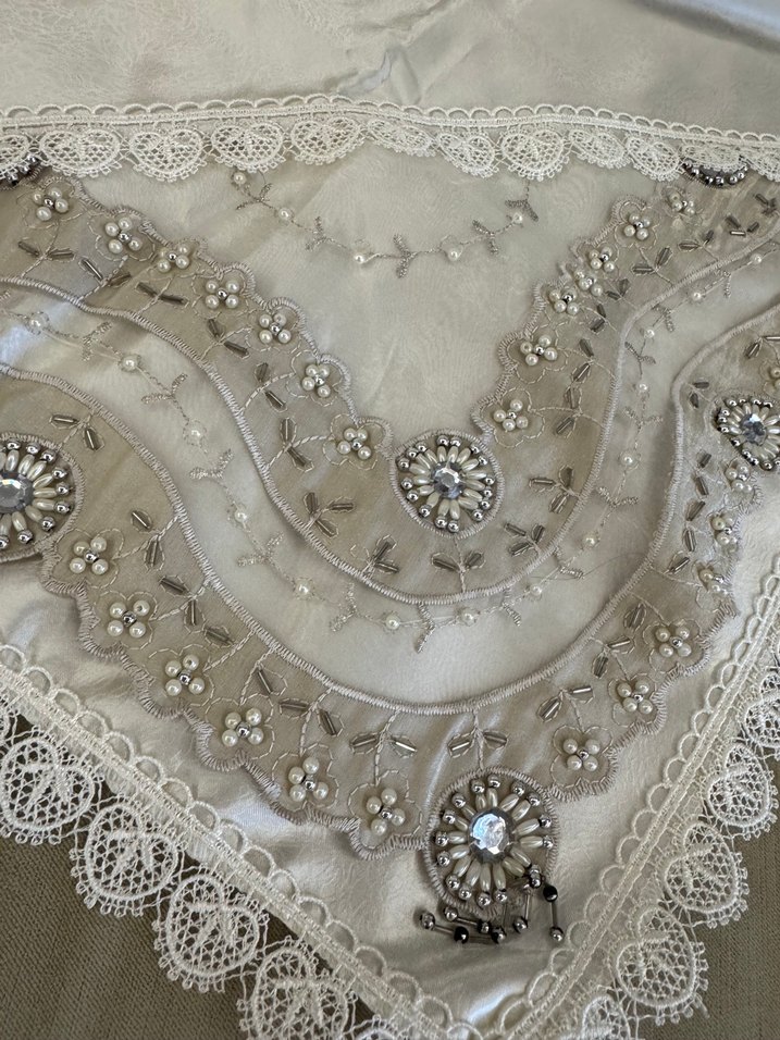 Nakışlı Beyaz Parlak bohça - Görsel 2