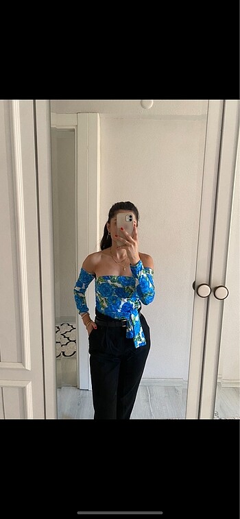 Trendyolmilla bluz kazak çiçek desenli crop omuz detaylı