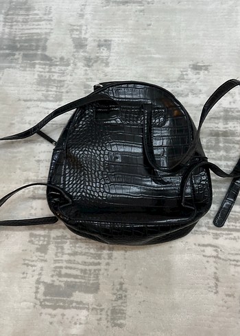 Stradivarius Siyah Yılan Desenli Deri Sırt Çantası - Görsel 3