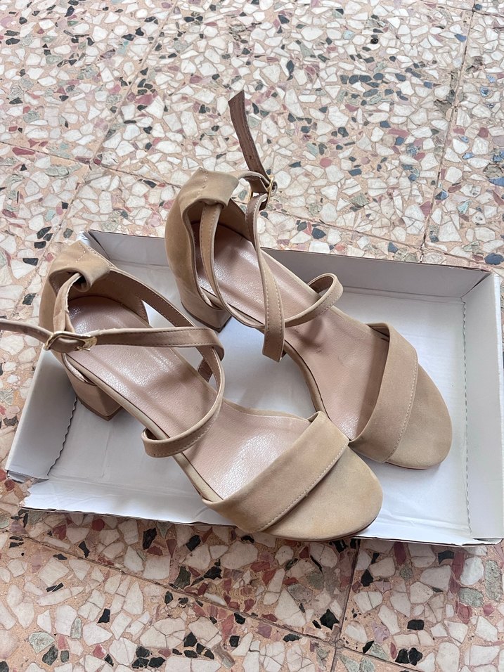 Bej Süet Tokalı Kadın Topuklu Ayakkabı - Görsel 2