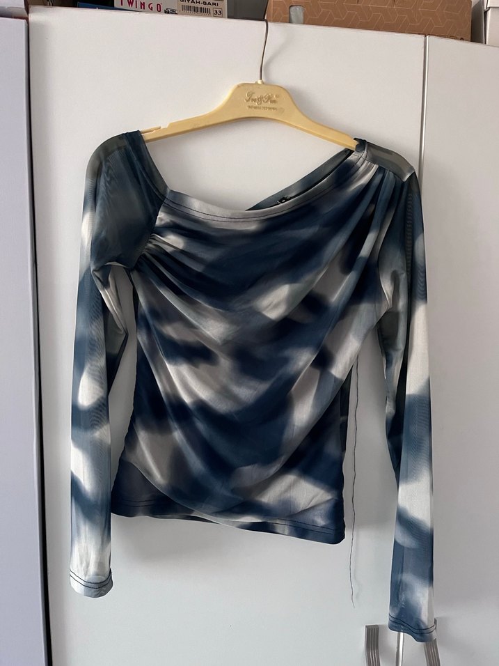 Kadın Gri Batik Desenli Drapeli Bluz - Görsel 2