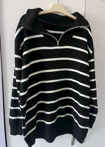 Uzun Kollu Yaka Detaylı Çizgili Siyah Kazak - Görsel 2