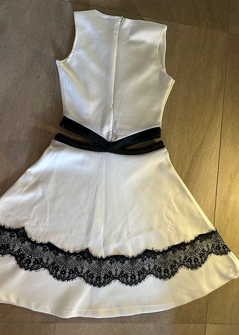 Siyah Dantel Detaylı Beyaz Elbise - Görsel 3