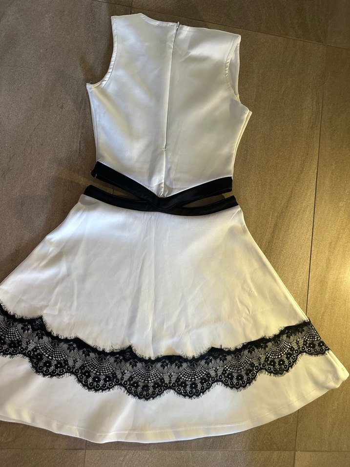 Siyah Dantel Detaylı Beyaz Elbise - Görsel 3