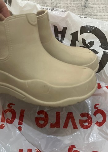 Bej Minimalist Erkek Bot - Görsel 2