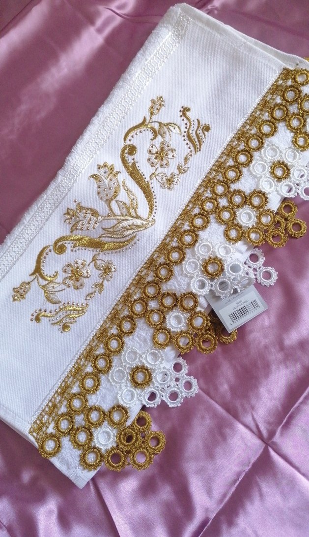 Beyaz Nakışlı Parlak Havlu - Görsel 2