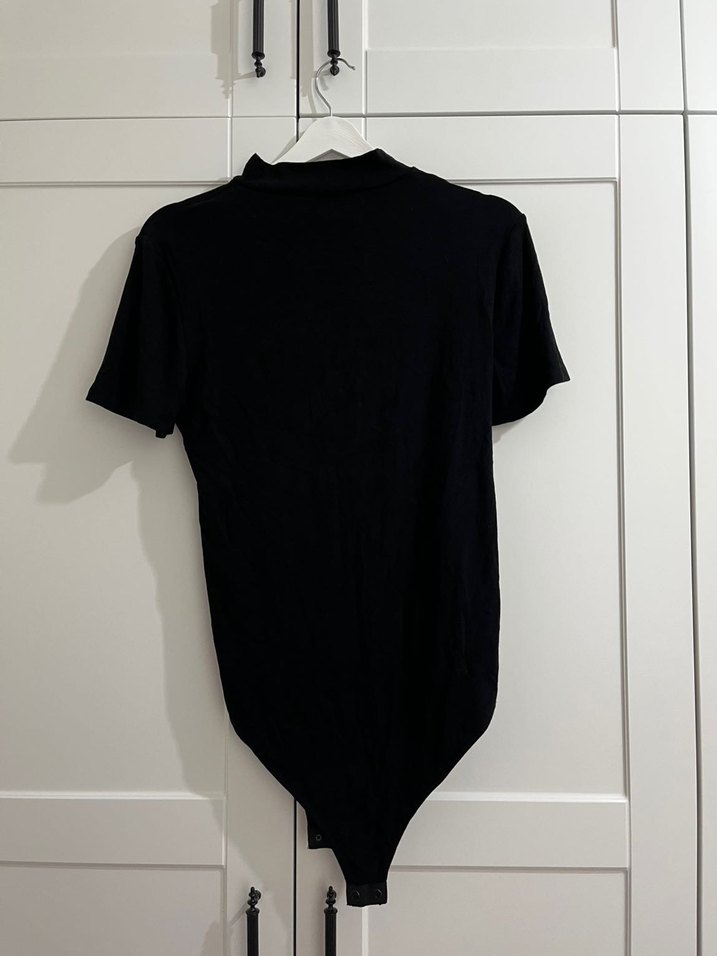 Siyah Yüksek Yakalı Kısa Kollu Tişört - Görsel 3