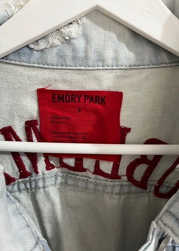 Düğmeli Beyaz Yırtık Denim Ceket - Görsel 2