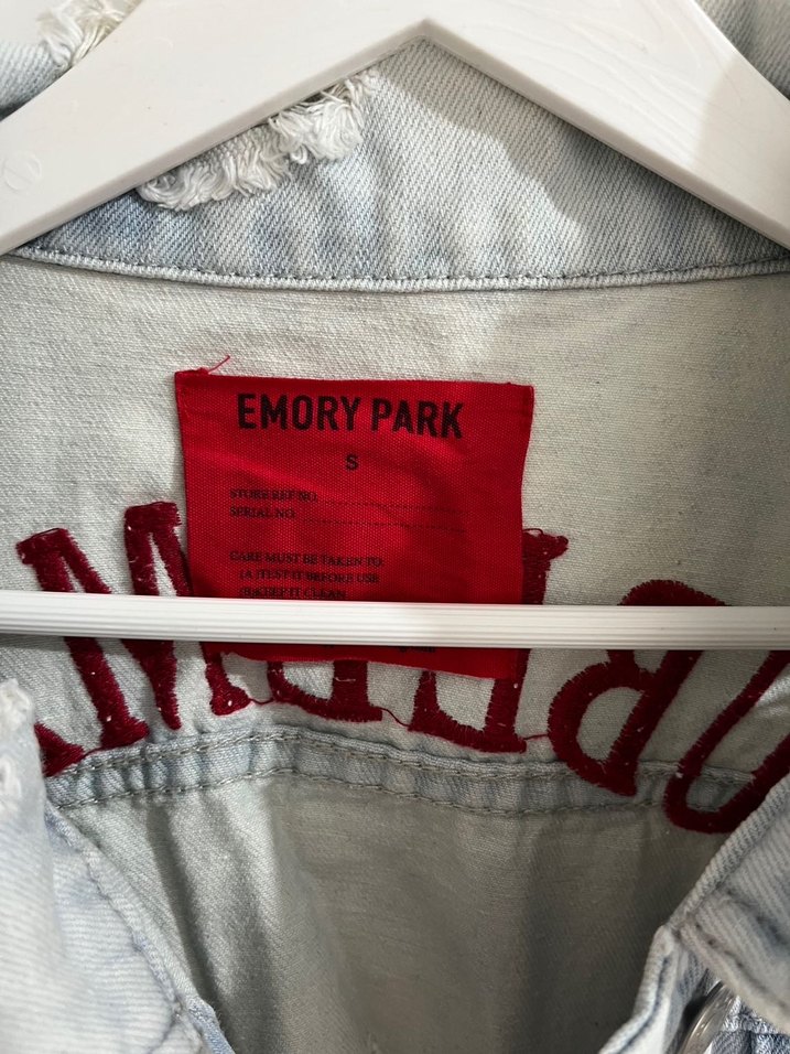 Düğmeli Beyaz Yırtık Denim Ceket - Görsel 2