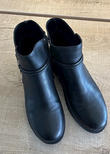 Siyah Deri Kadın Bot - Kemerli, Dolgu Topuklu - Görsel 3