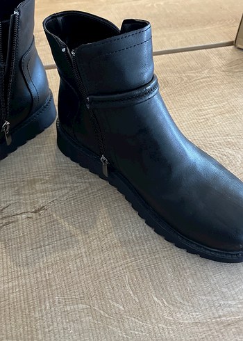Siyah Deri Kadın Bot - Kemerli, Dolgu Topuklu - Görsel 2