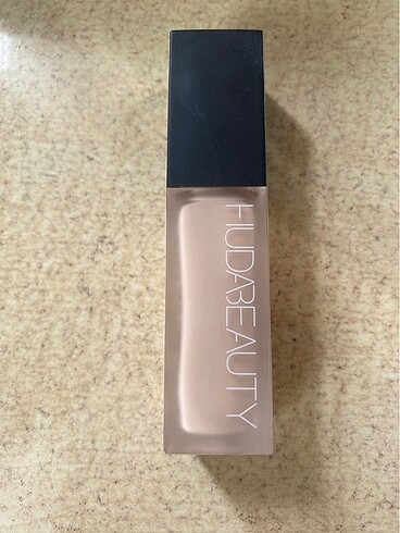 HUDA BEAUTY CONCEALER 1.3