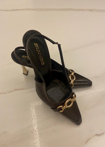 Zincir Detaylı Kahverengi Deri Stiletto