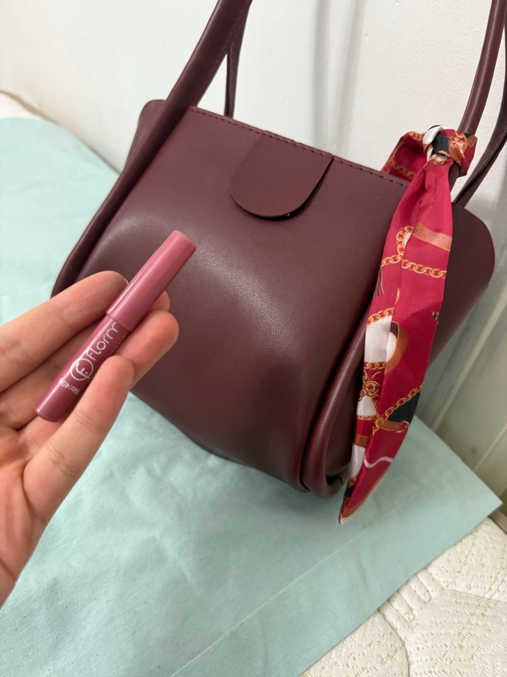 Fularli en cantasi dudak kalemi hediyeli - Görsel 3