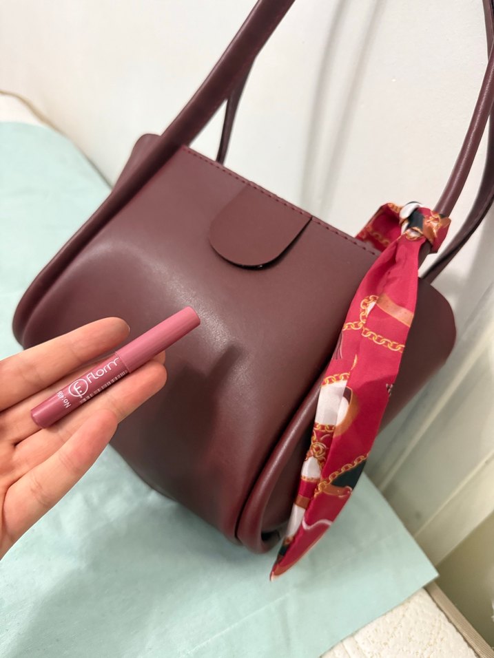 Fularli en cantasi dudak kalemi hediyeli - Görsel 5