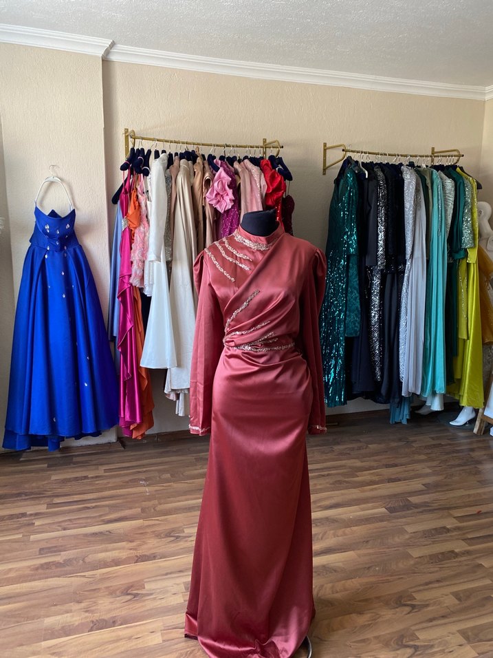 Bordo İşlemeli Uzun Kollu Abiye Elbise tesettür kuyruklu - Görsel 3