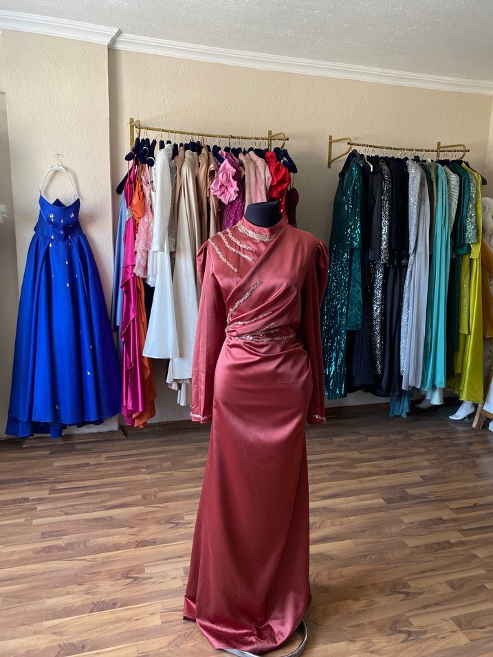 Bordo İşlemeli Uzun Kollu Abiye Elbise tesettür kuyruklu - Görsel 4