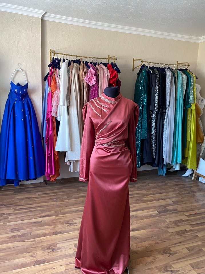 Bordo İşlemeli Uzun Kollu Abiye Elbise tesettür kuyruklu - Görsel 2