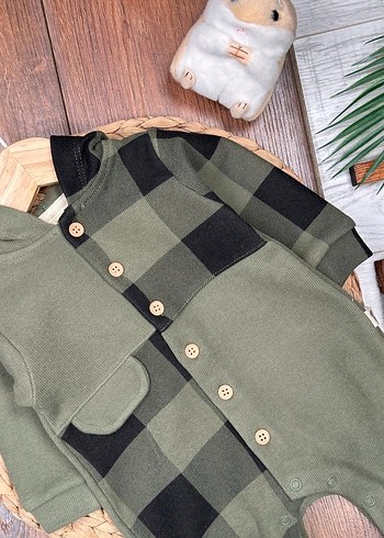 Pamuklu ekorseli düğme detaylı erkek bebek tulum - Görsel 4