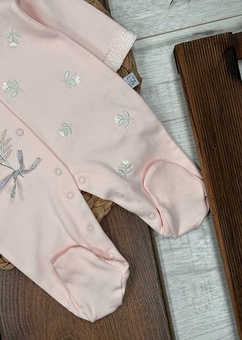 Dantel Detaylı Pembe Nakışlı Bebek Tulum - Görsel 3