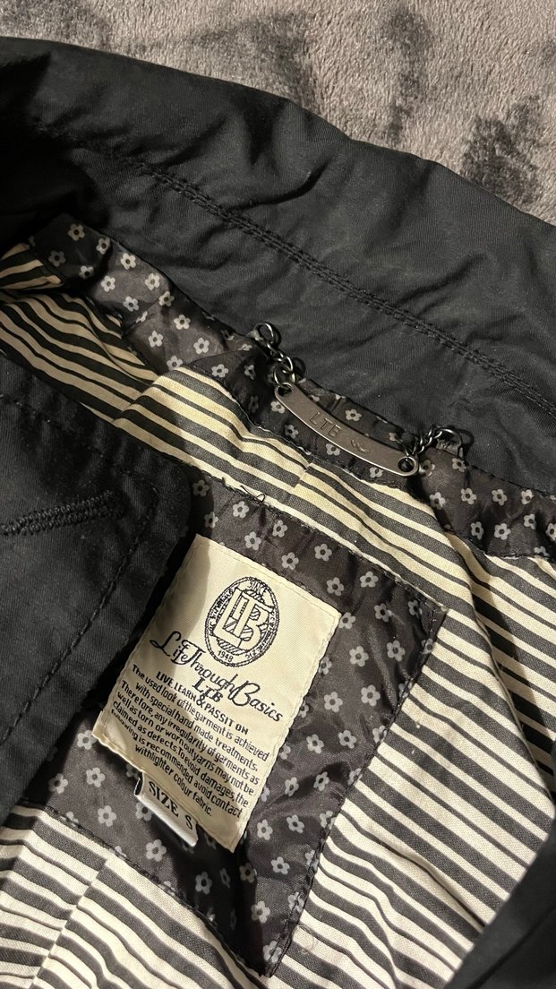 Düğmeli Siyah  uzun ceket - Görsel 3