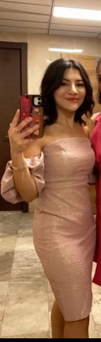 Pembe elbise