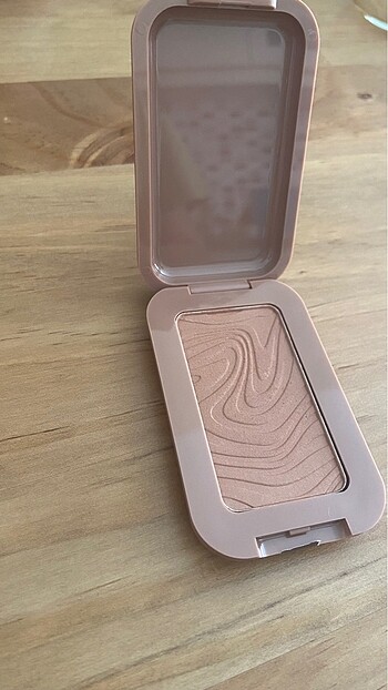 NYX Nyx buttermelt bronzer02