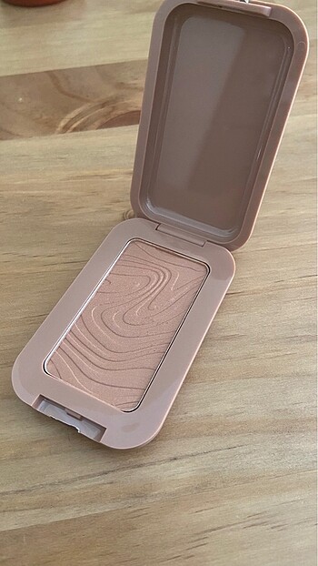  Beden Nyx buttermelt bronzer02