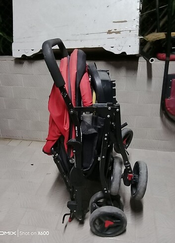 9- 36 kg Beden kırmızı Renk Gunesliginde Renk solmalari var
