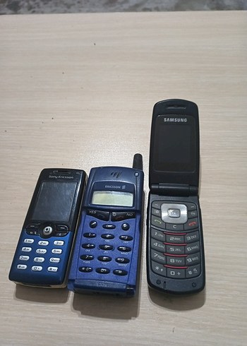 Üç Adet Eski Model Mavi Cep Telefonu