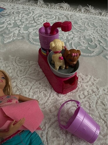 Barbie ve köpeklerinin banyosu