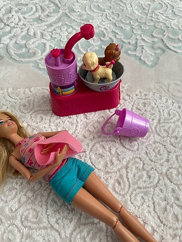 Barbie ve köpeklerinin banyosu