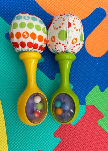 Fisher Price Renkli Bebek Diş Kaşıyıcısı ve Çıngırak Seti