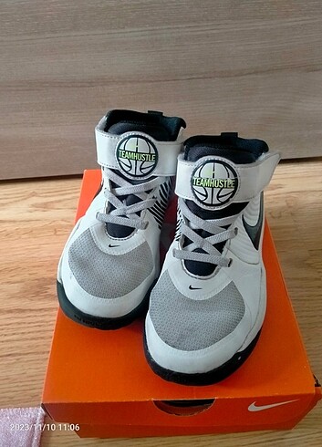 Nike Nike Team Hustle spor ayakkabısı. Orjinal (29.5 numara)