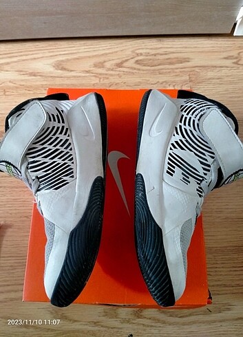 29 Beden beyaz Renk Nike Team Hustle spor ayakkabısı. Orjinal (29.5 numara)
