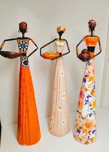 Afrikalı kadınlar el yapımı biblo. Boylar: 36 ve 37 cm.